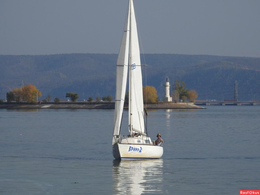 Парусная яхта на Волге