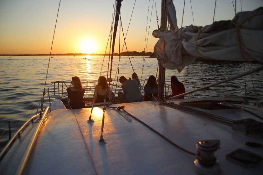 Компания на парусном катамаране