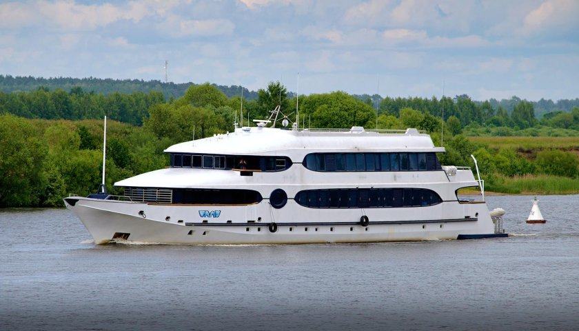 Яхта на Волге