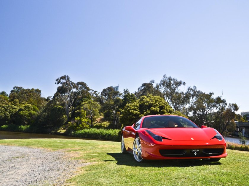 Красная Феррари 458