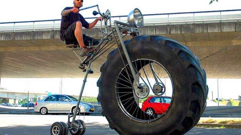 Велосипед с огромными колесами