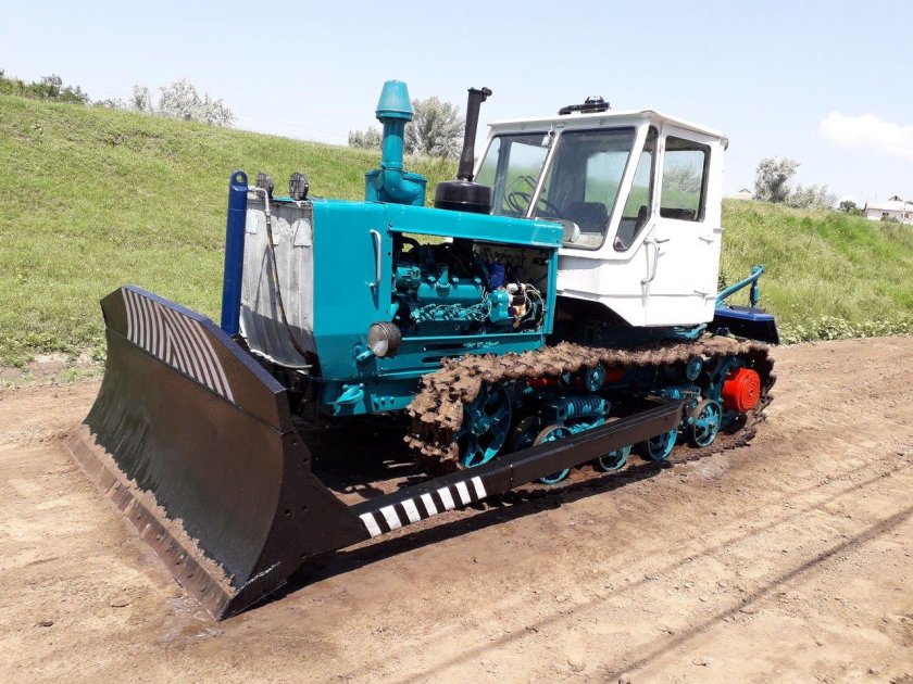 ХТЗ Т-150 гусеничный