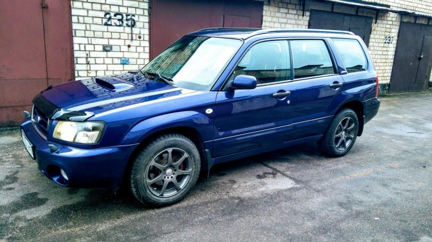 Автомобиль Субару Форестер синего цвета