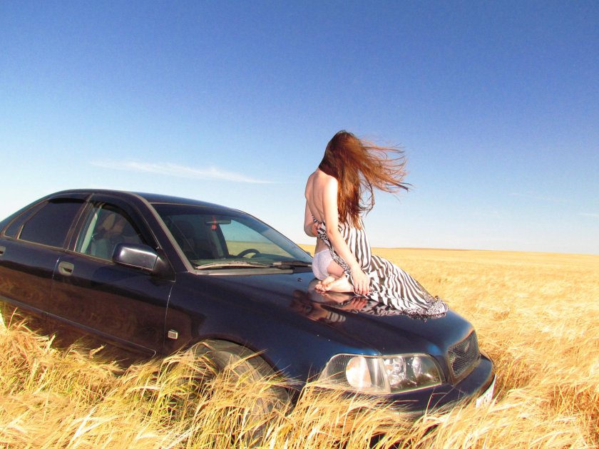 Фотосессия с машиной в поле