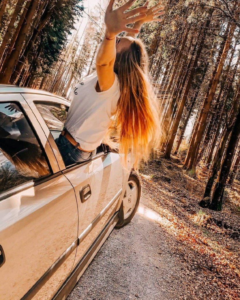 Фотосессия с машиной в лесу