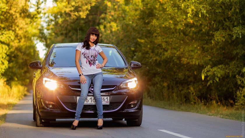 Девушка около машины