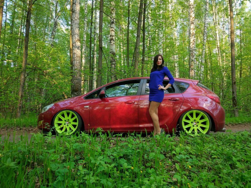 Девушка в машине в лесу