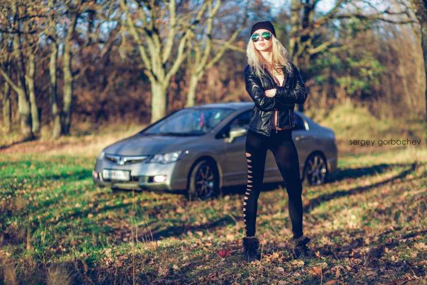 Блондинка возле машины