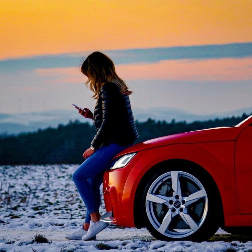 Девушка около машины