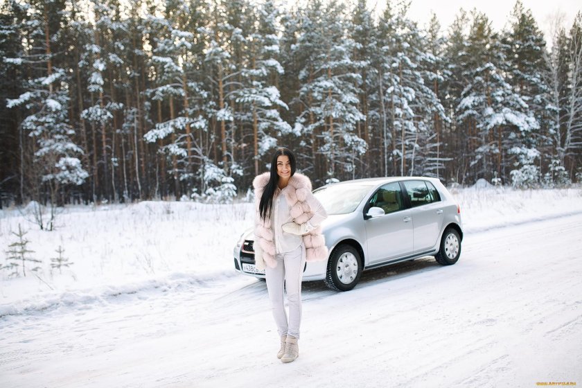 Машина в зимнем лесу