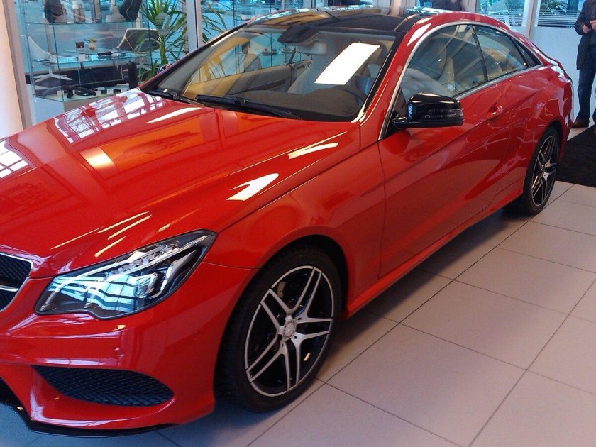 Mercedes e-class c207 Red