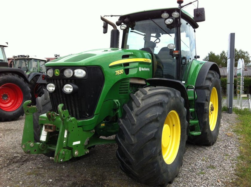 John Deere 7830
