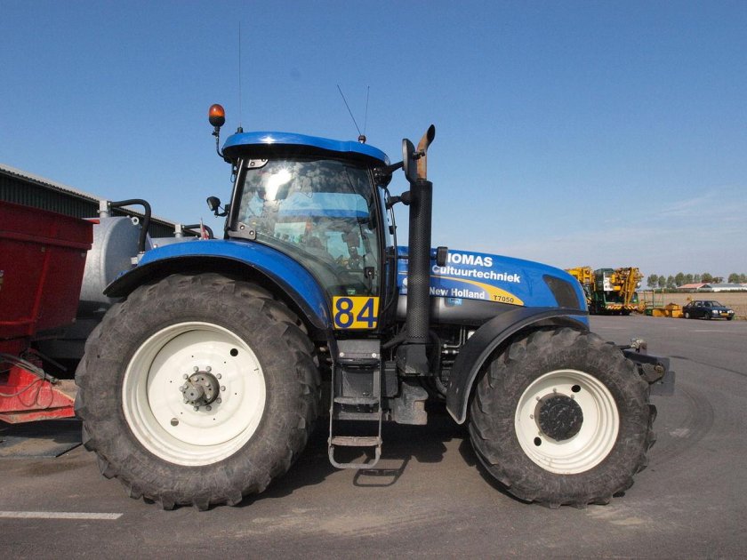 Трактор New Holland t7050