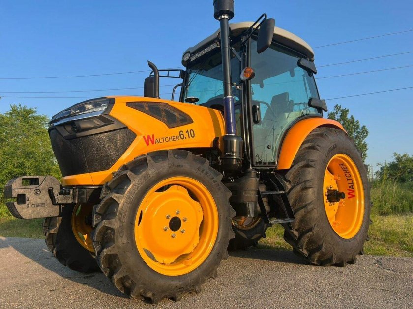 Желтый трактор