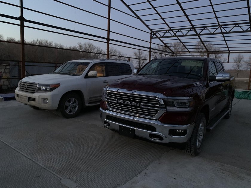 Dodge Ram 1500 vs Land Cruiser