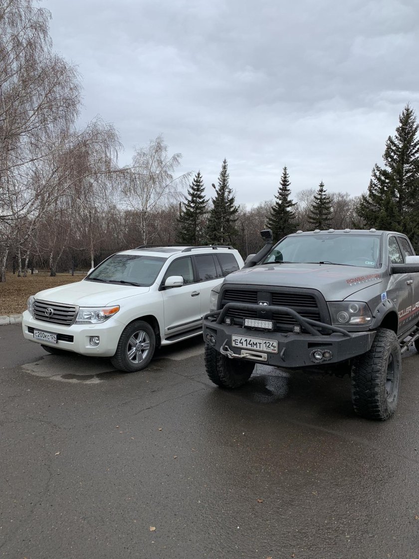 Dodge Ram 1500 vs Land Cruiser
