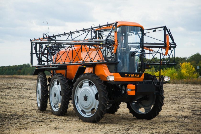 Опрыскиватель-разбрасыватель самоходный туман-3