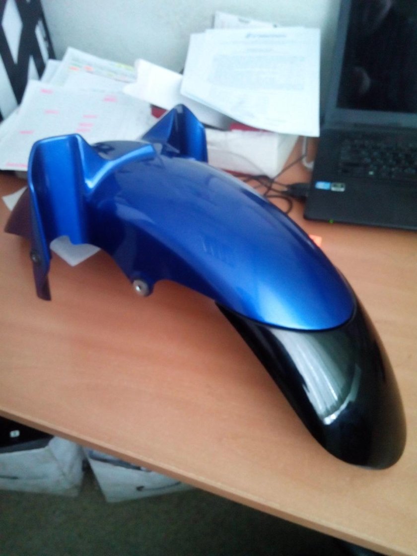 Yamaha FZS 600 переднее крыло