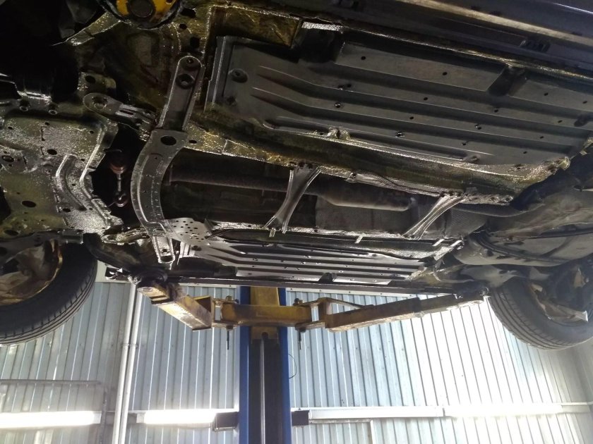 Днище Мазда 3 БК