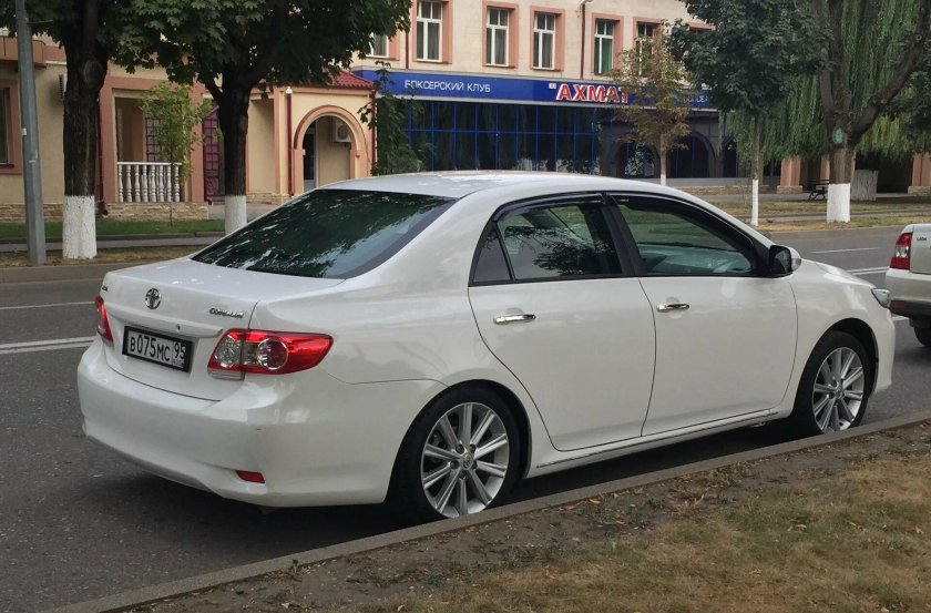 Тойота Королла 2012 белая