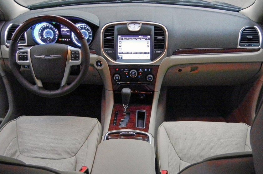 Chrysler 300c 2022 салон