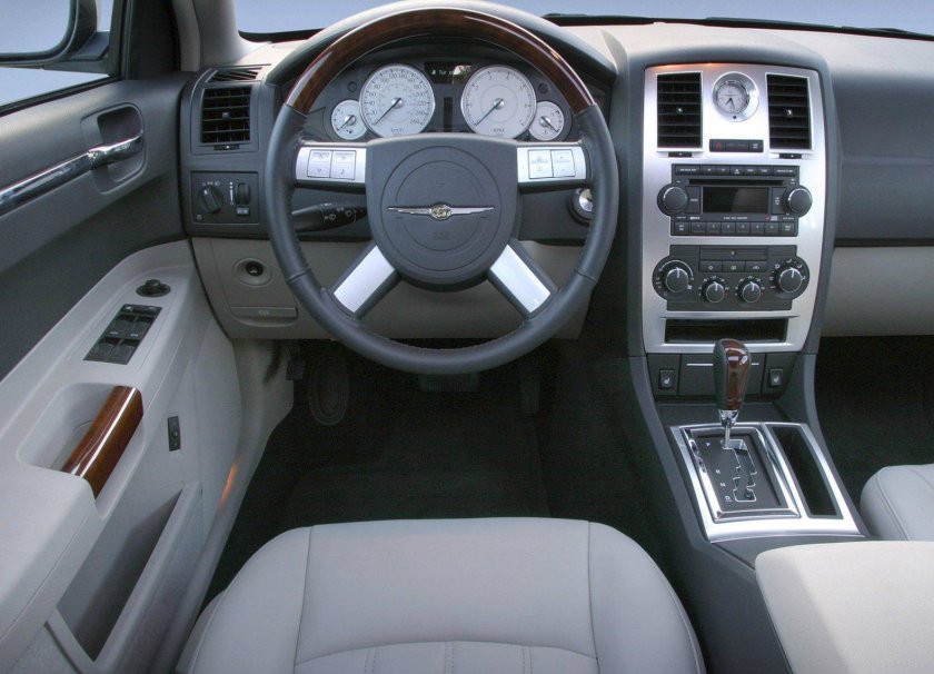Chrysler 300c 2005 салон