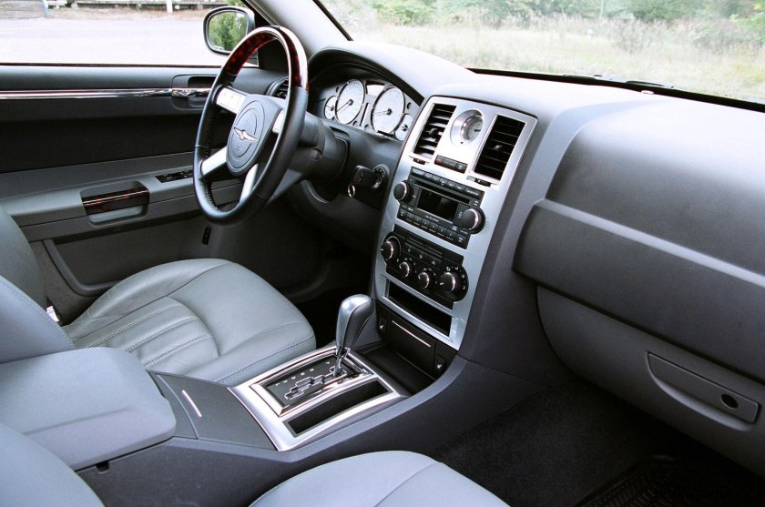 Крайслер 300с салон