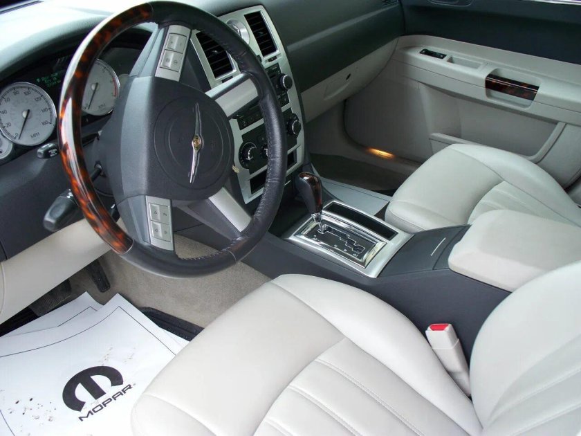 Chrysler 300c салон