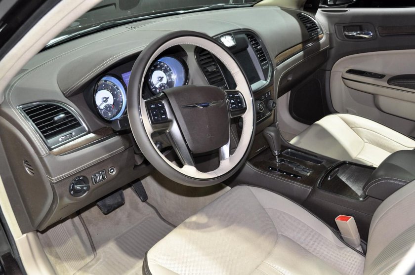 Крайслер 300с салон