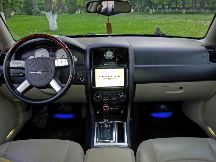 Chrysler 300c салон