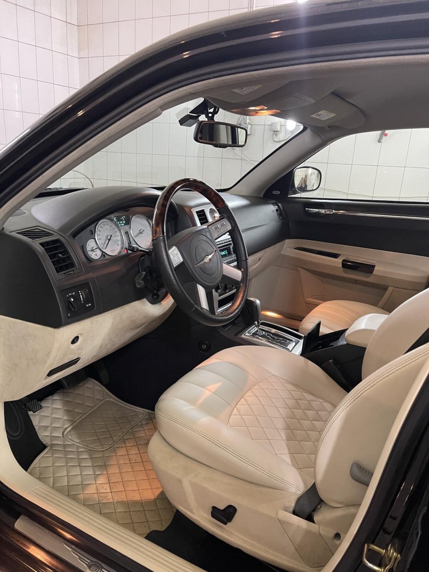 Chrysler 300c 2005 салон
