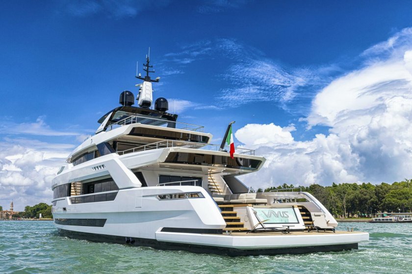 Красивая яхта