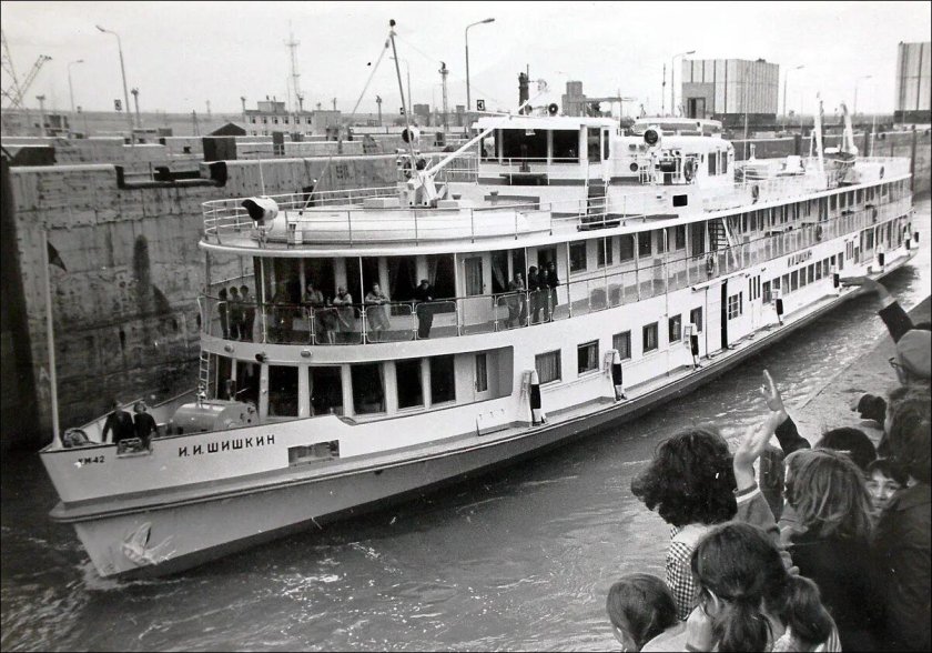 Дизель электроход Чайковский