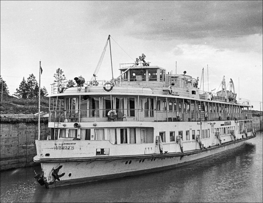 Теплоход в шлюзе