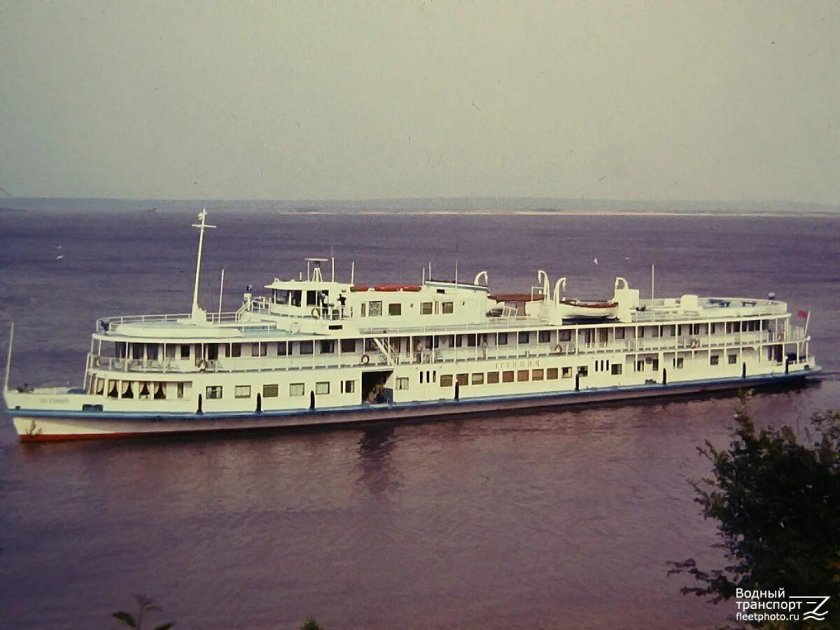 Дизель электроход Булгария