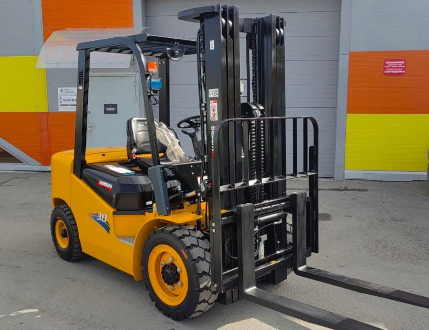 Электрический вилочный погрузчик