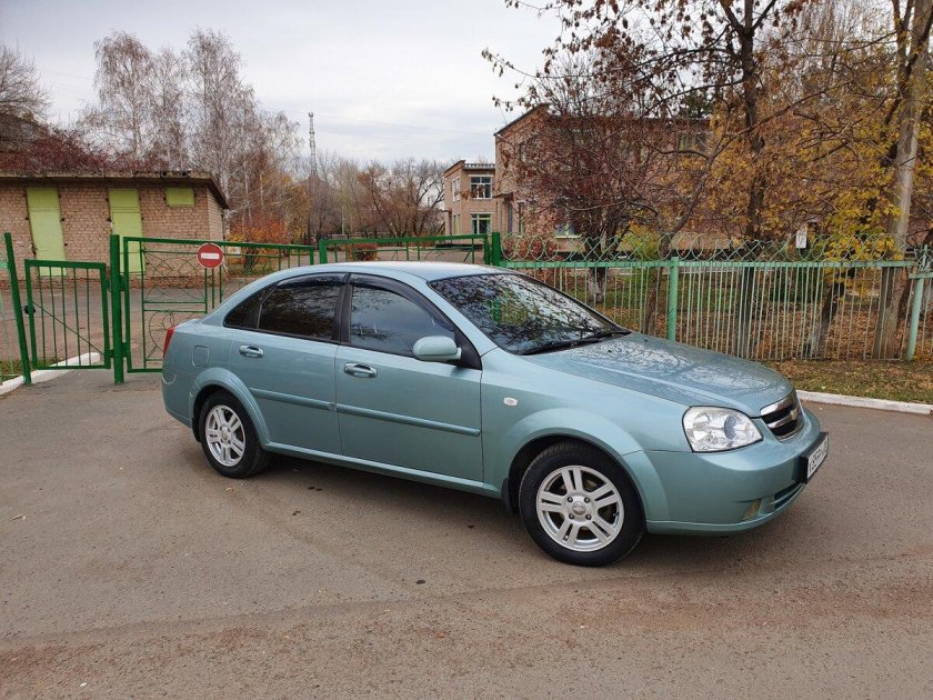 Chevrolet Lacetti зеленый