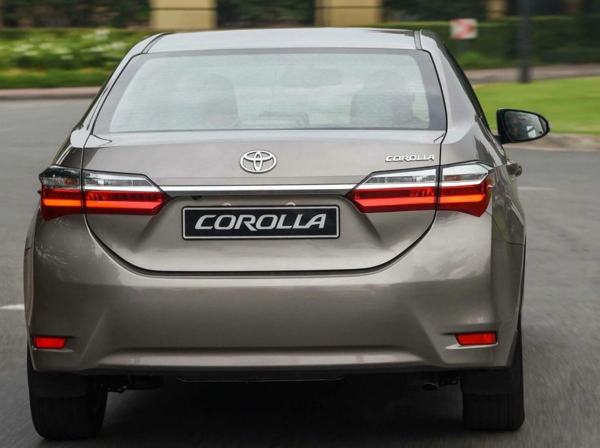 Тойота Королла 2017 сзади