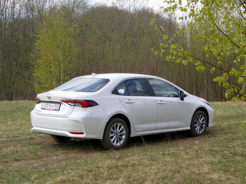 Тойота Королла 2019 сзади