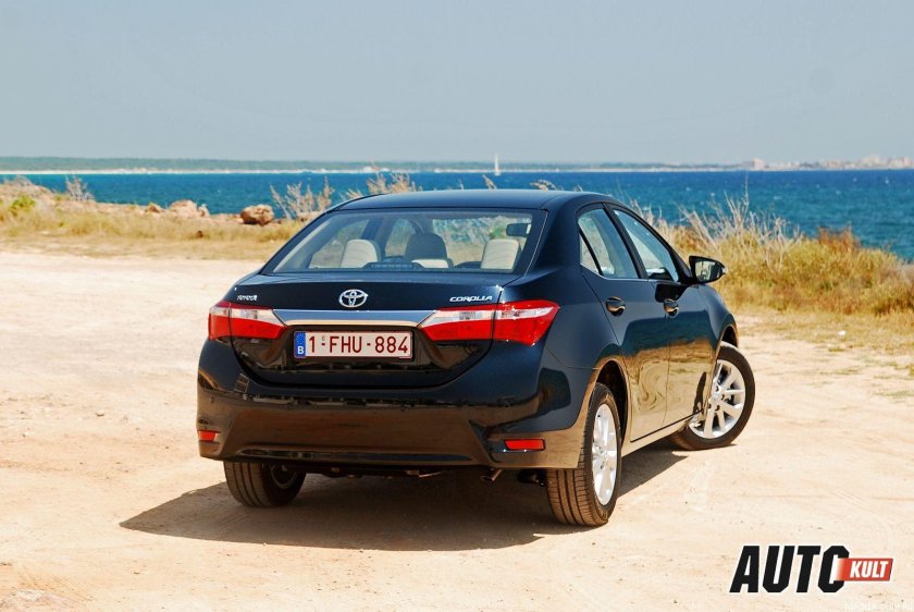 Тойота Королла 2014 сзади