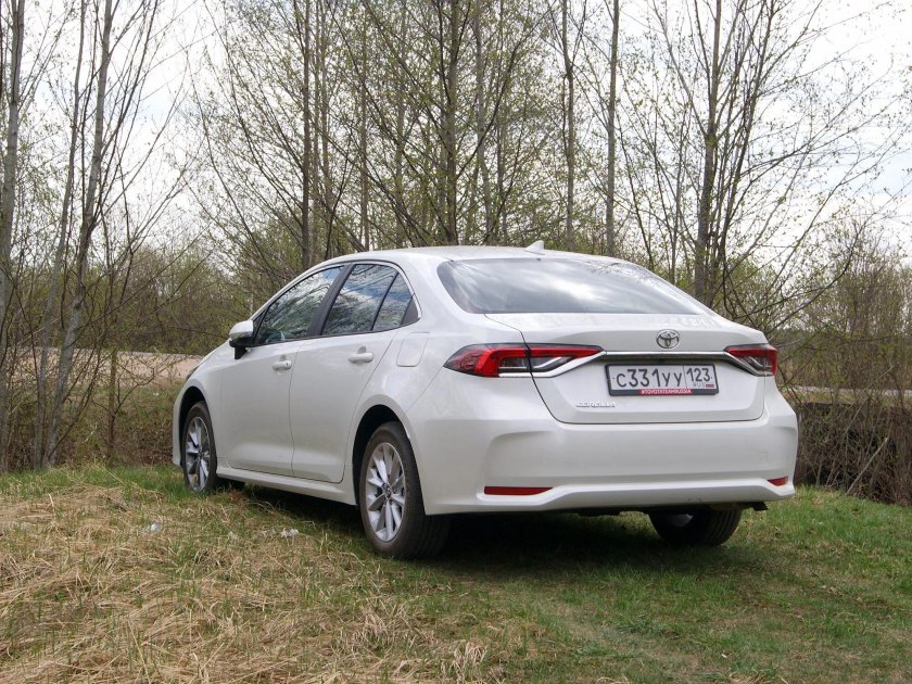 Toyota Corolla новая сзади