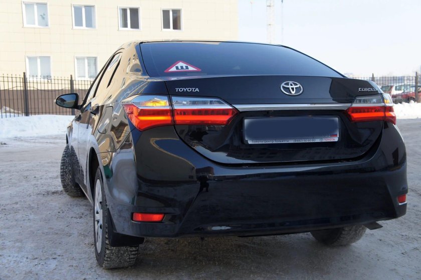 Тойота Королла 2014 сзади