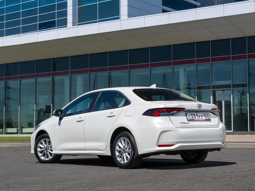 Тойота Королла 2019 белая
