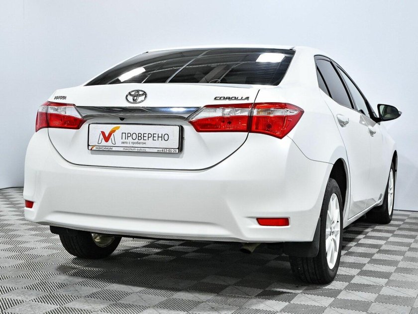 Белая Toyota Corolla 2016