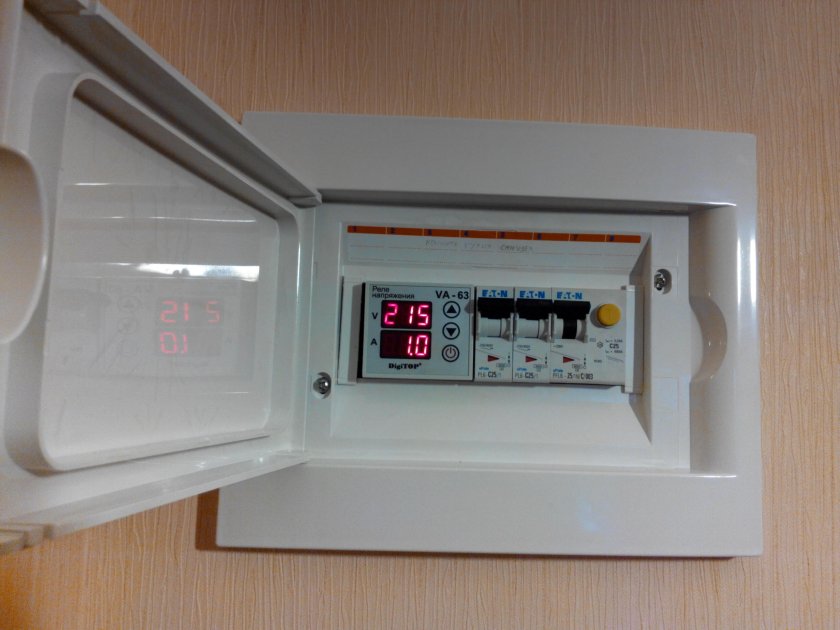 Реле напряжения однофазное в щитке