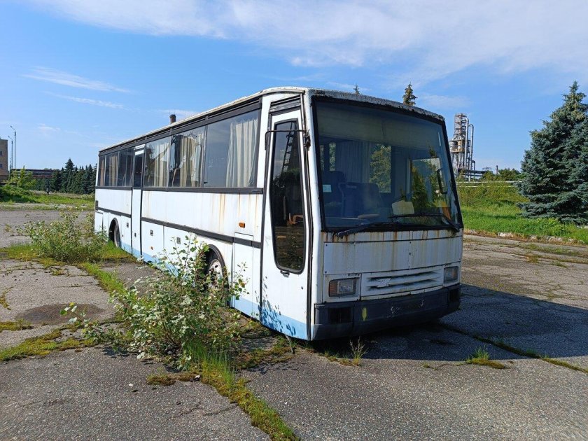 Автобус там