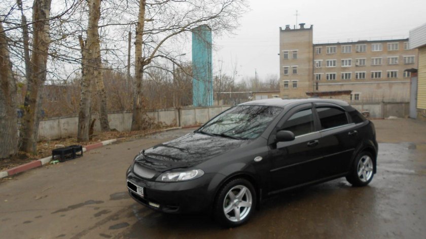 Шевроле Лачетти хэтчбек черный на литье r16
