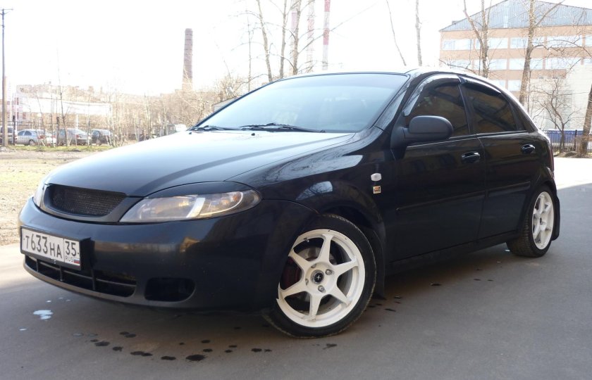 Шевроле Лачетти хэтчбек черный на литье r16