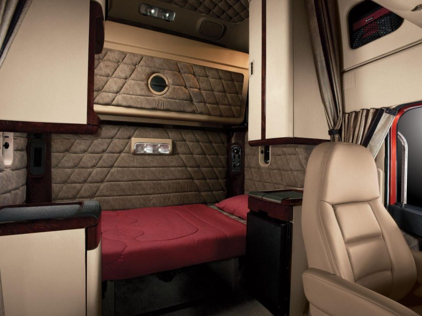 Тягач Фредлайнер Коронадо салон