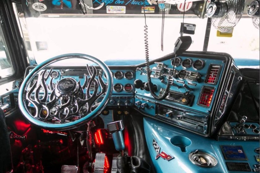 Фредлайнер грузовик внутри кабины